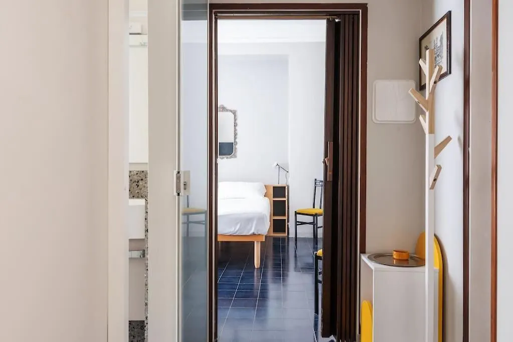 Apartment Ferienwohnung Casa Dina - Monolocale Washington De Angeli Mailand